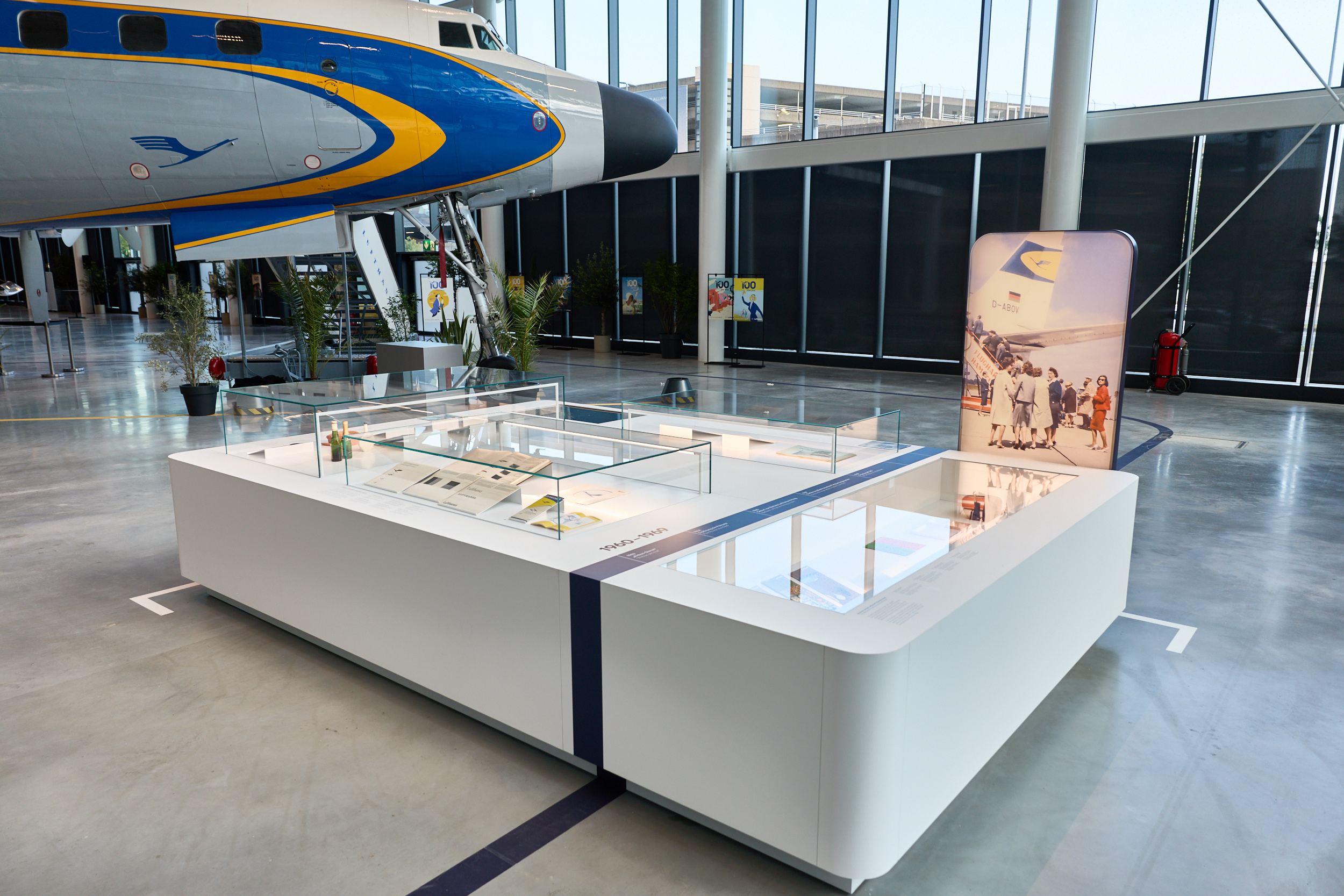 In the background: exterior view of the Lockheed Super Star; in the foreground: 1960s exhibition display