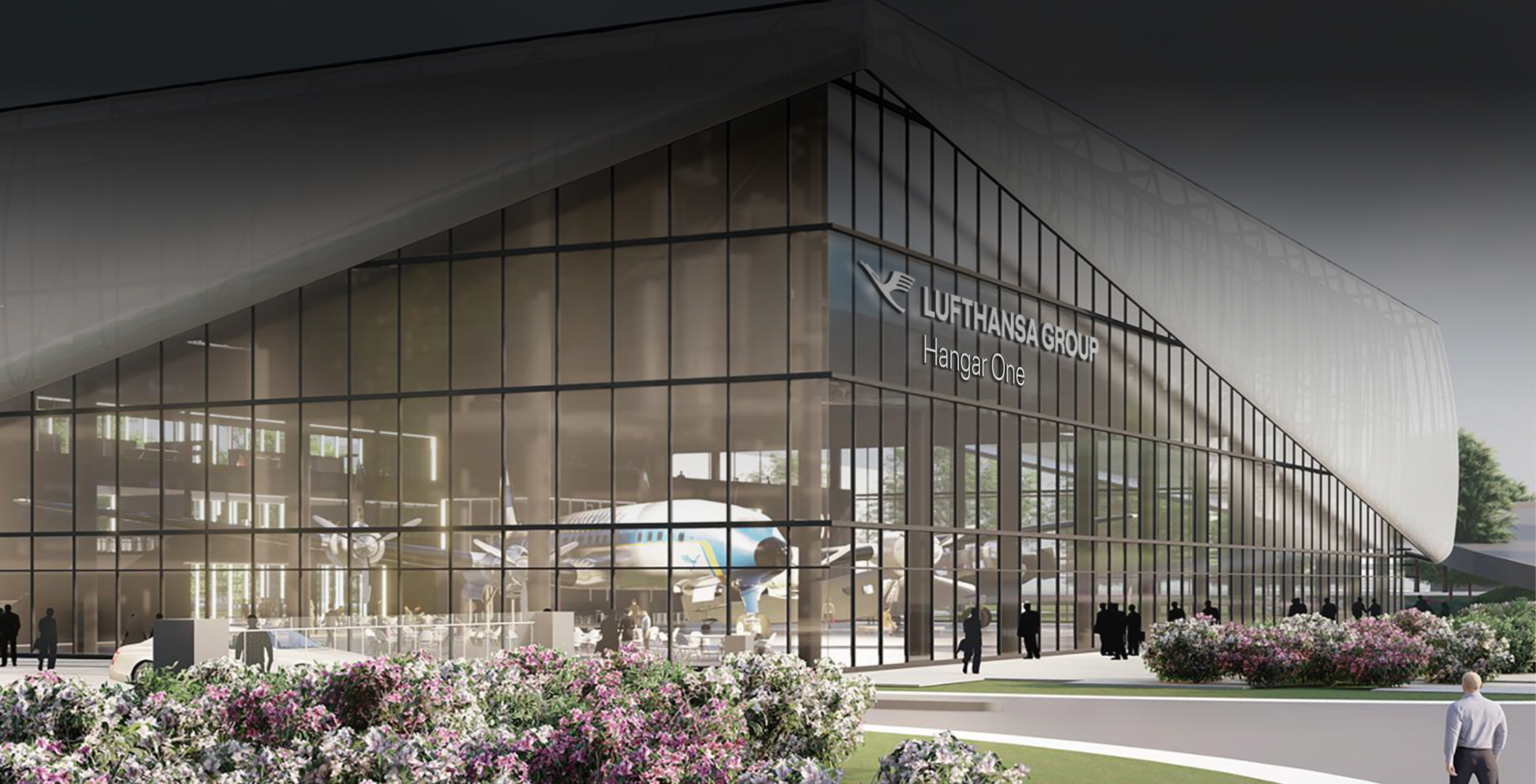 Architektonische Visualisierung der Lufthansa Group Hangar One, einer modernen Museumshalle mit verglaster Fassade, in der zwei historische Propellerflugzeuge ausgestellt sind, während sich Besucher außen entlang der gestalteten Wege aufhalten.
